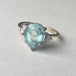 Aquamarine gemstone 18k gold ring with diamonds
